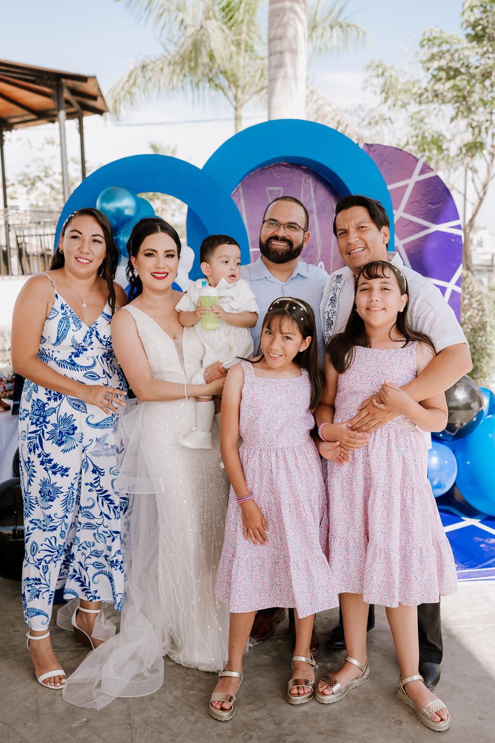$!La familia Arellano Ontiveros entre Cecilia Meléndrez, Abel Sánchez y las niñas Diana y Sara Sánchez.