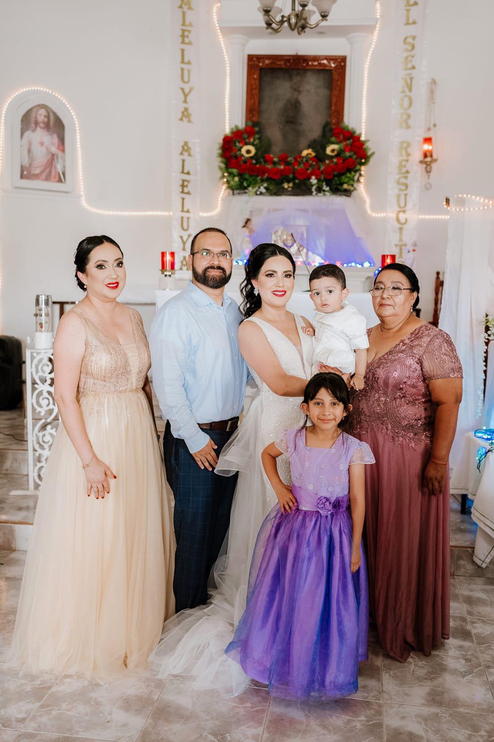 $!Olga Ontiveros, Jacob y sus papás, junto a su abuela Raquel Mendoza y su prima Isabela.