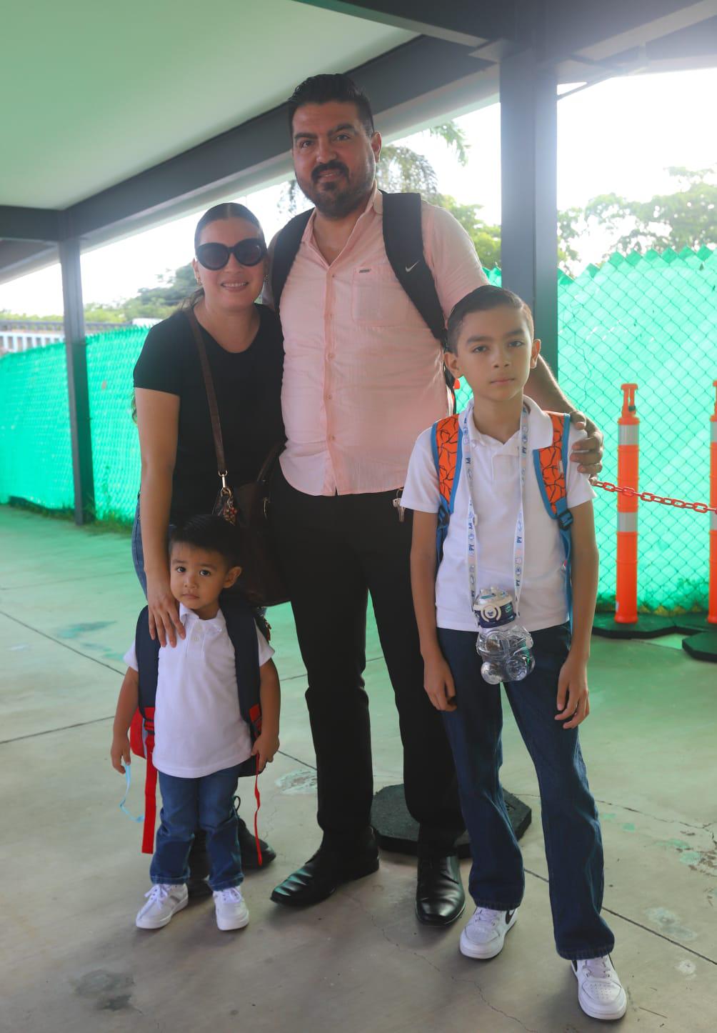 $!Gabriela Pineda y Emmanuel López con sus hijos Aris Sebastián y Tadeo Emmanuel.