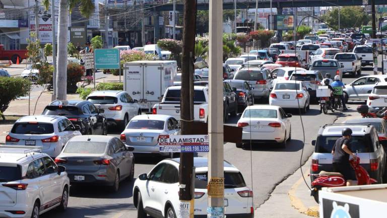 Presenta Mazatlán caos vial por segundo día consecutivo por el Triatlón