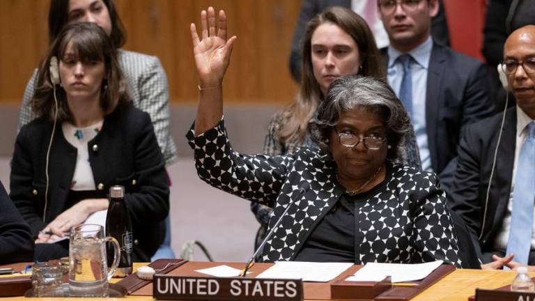 La embajadora estadounidense Linda Thomas-Greenfield vota en contra del proyecto de resolución en la reunión del Consejo de Seguridad de la ONU.