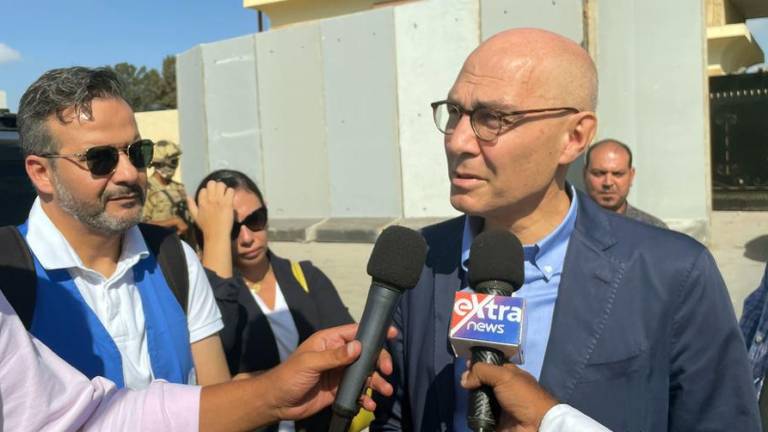 El Alto Comisionado para los Derechos Humanos, Volker Türk, habla con los medios de comunicación en el paso fronterizo de Ráfah hacia Gaza.