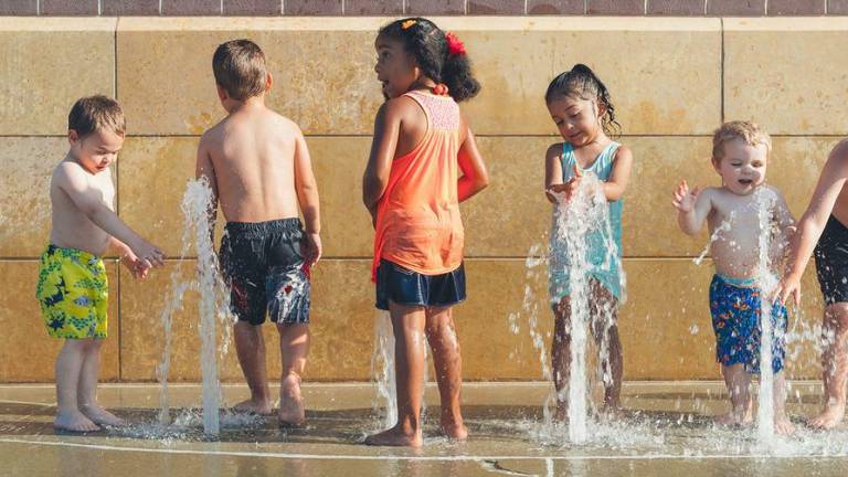 Mantenerse fresco durante una ola de calor es especialmente importante para los niños, a quienes les cuesta más regular la temperatura corporal que a los adultos.