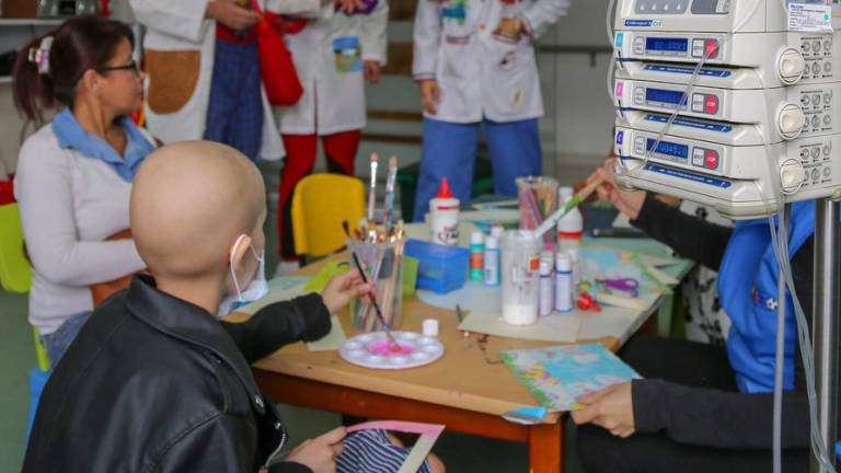 Un niño con cáncer recibe tratamiento en el Instituto Nacional del Cáncer de Colombia.