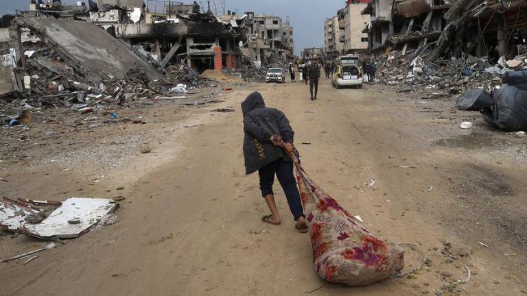Una persona arrastra pertenencias por las calles de Khan Younis, en el sur de la Franja de Gaza.