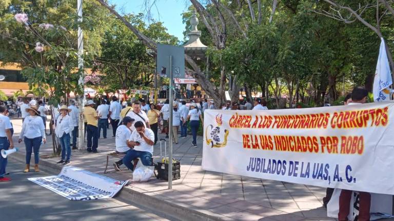 Sindicalizados de diferentes instituciones se manifestaron en la Plazuela Álvaro Obregón.