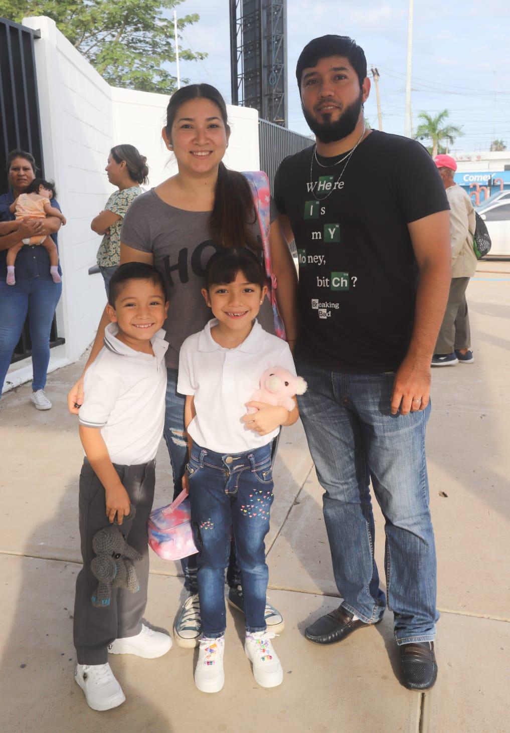 $!Laura Ramírez y Jesús Ruiz con sus pequeños hijos Emmanuel y Aria Paulette.