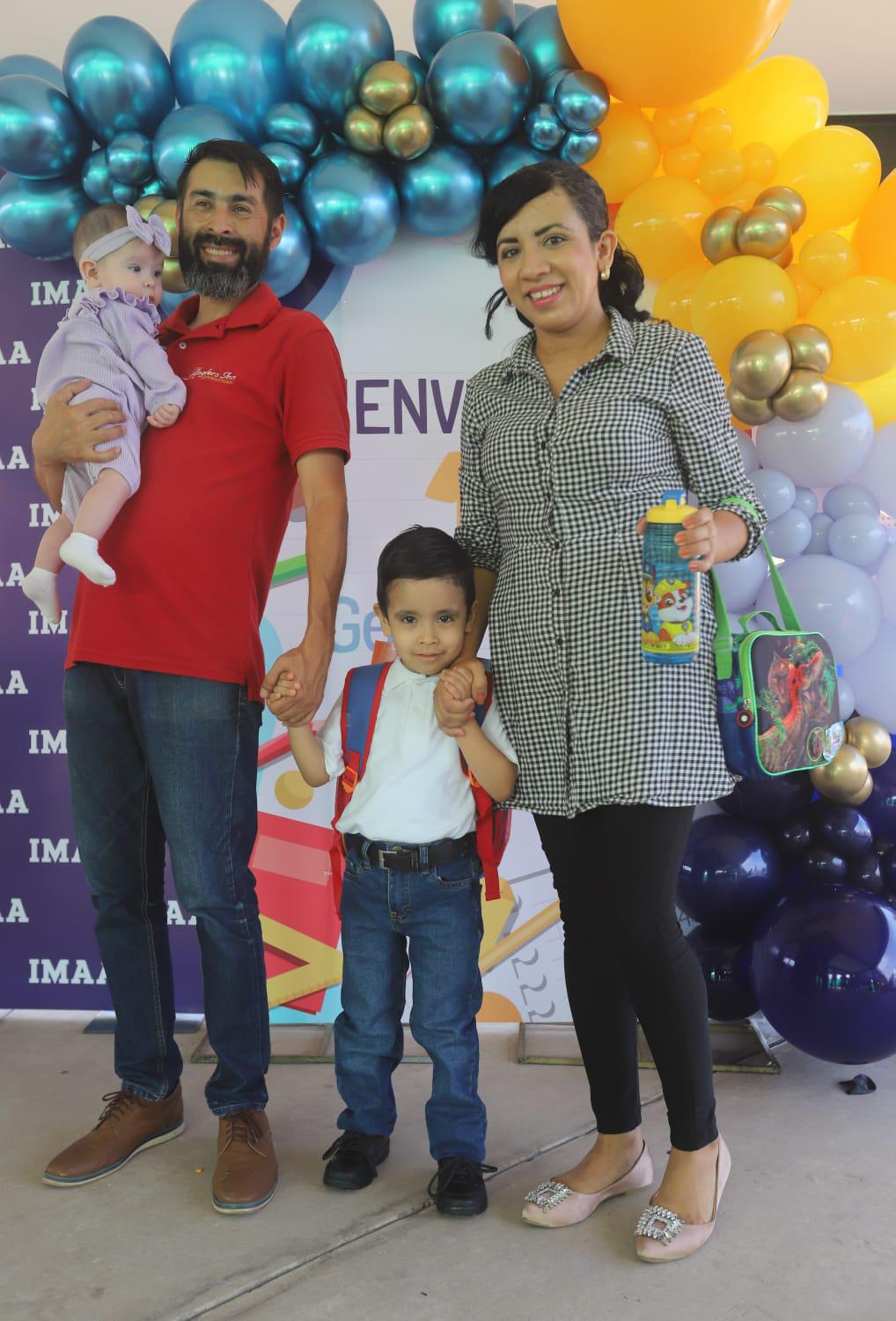 $!Carlos Méndez y Elizabeth Maciel con sus hijos Natalia y Ezequiel.