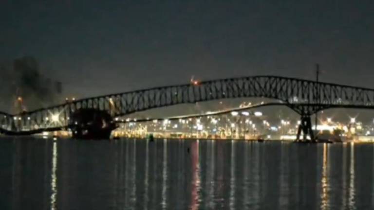 Un barco con contenedores chocó con un puente de Baltimore, dejando varias personas desaparecidas.