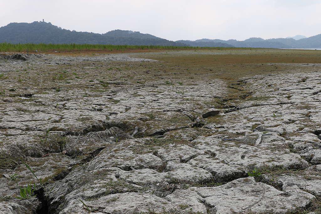 $!Taiwán, conocido por sus cascadas y exuberantes montañas, sufrió en 2021 su peor sequía en 56 años. En un año normal, los turistas pueden contemplar las vastas aguas azules del lago Sun Moon, en el centro de Taiwán, pero ese año, todo lo que pudieron ver fue una extensión de barro agrietado, expuesto por el nivel récord de agua baja del lago. Aunque el cambio climático puede haber sido la causa subyacente, muchos analistas creen que la proliferación de centros de datos está empeorando las cosas en materia de agua.
