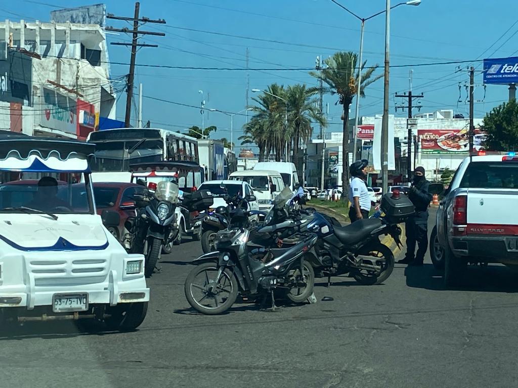 $!Arrollan a mujer motociclista en Mazatlán