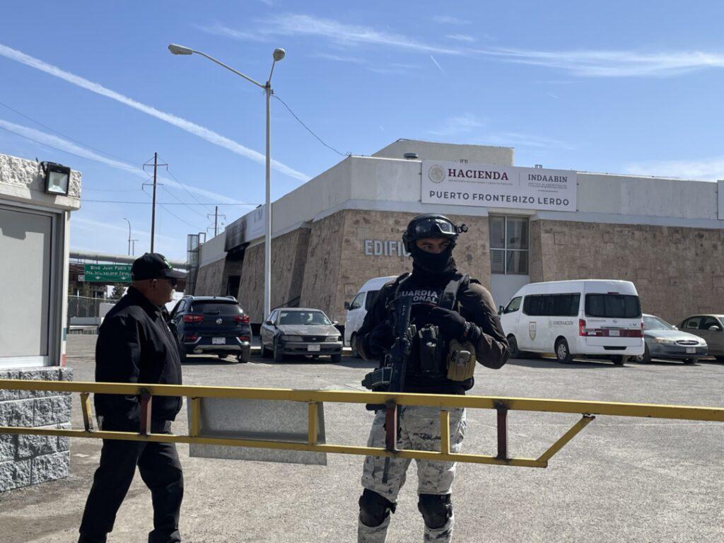 $!La estación del INM en Ciudad Juárez se mantiene con vigilancia de la Guardia Nacional tras el incendio donde murieron 38 migrantes la noche del 27 de marzo.