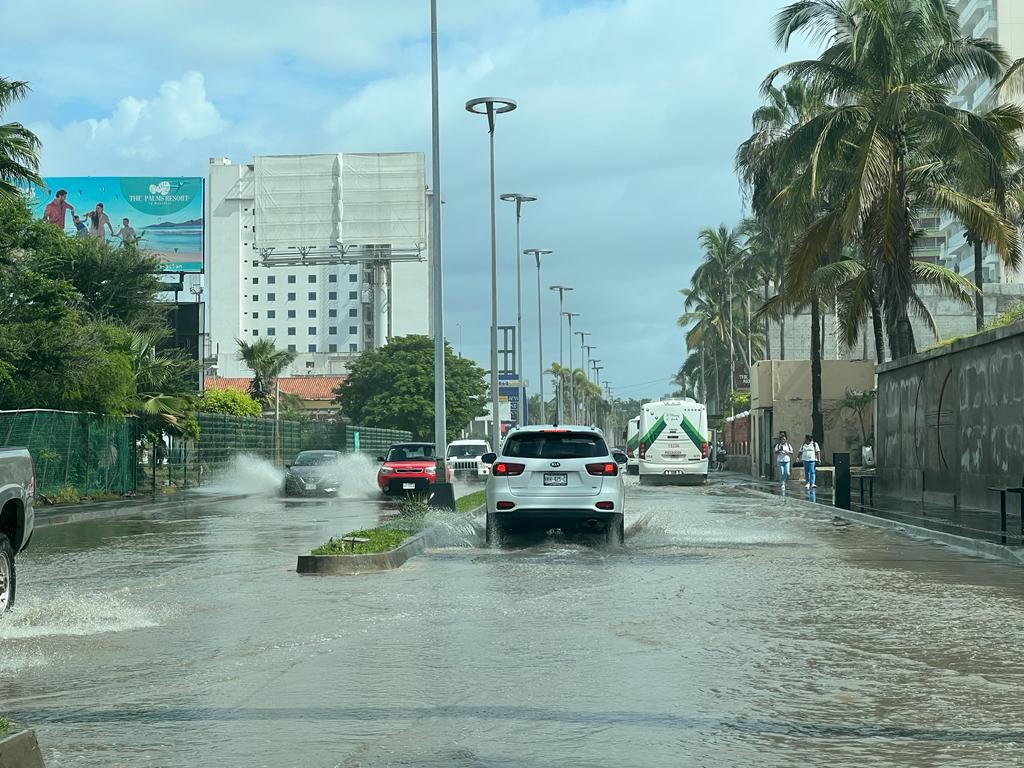 $!Vialidades de Mazatlán siguen bajo el agua