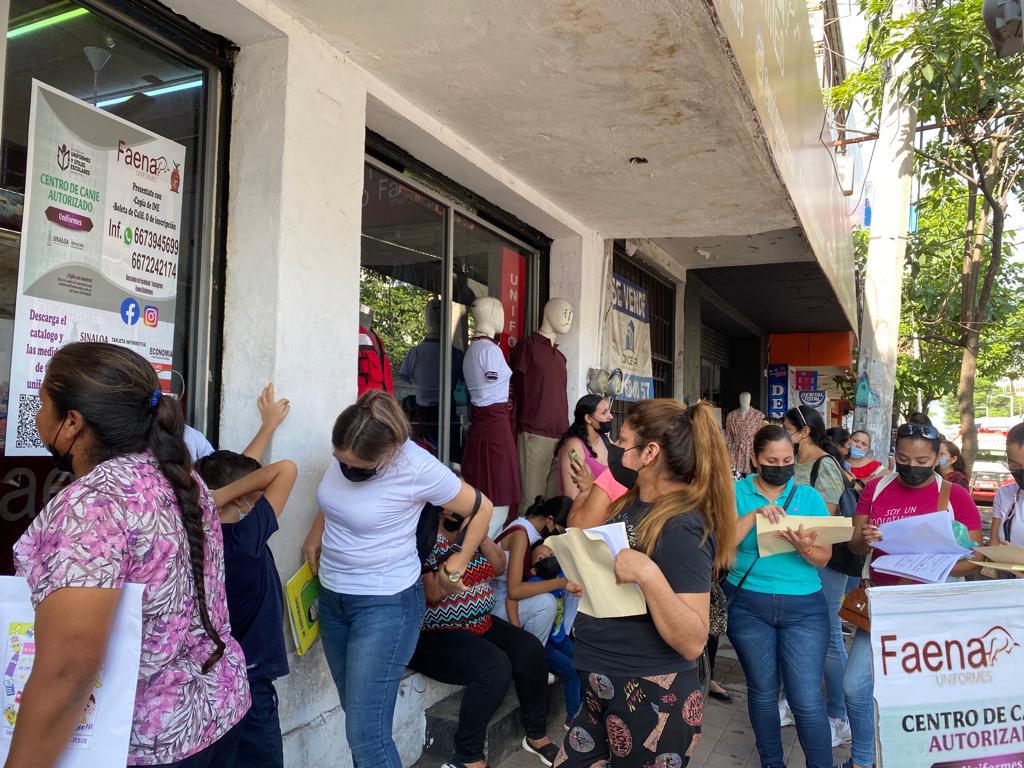 $!Con largas filas inicia canje de uniformes y útiles escolares en Culiacán