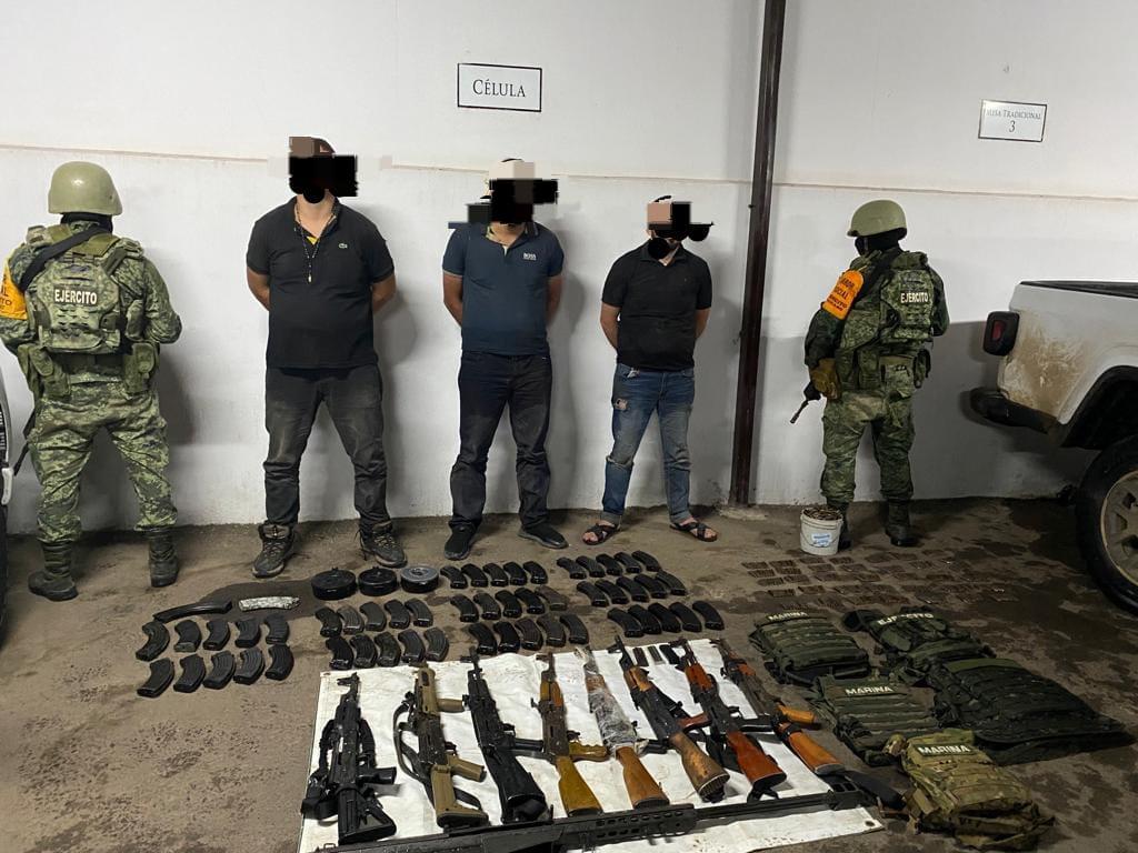$!Aseguran a 3 hombres y armamento en Sinaloa de Leyva