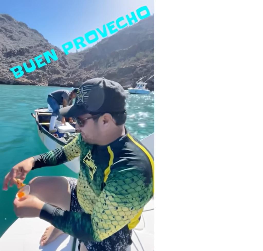 $!Come Julión Álvarez almejas fiadas en el mar de Guaymas; las paga al siguiente día