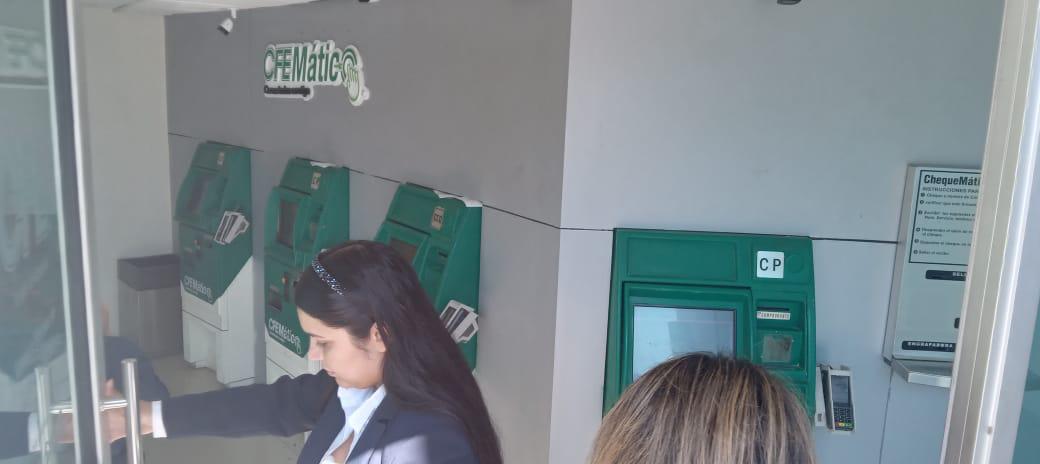 $!Desconocidos saquean cajeros automáticos de la CFE en Culiacán