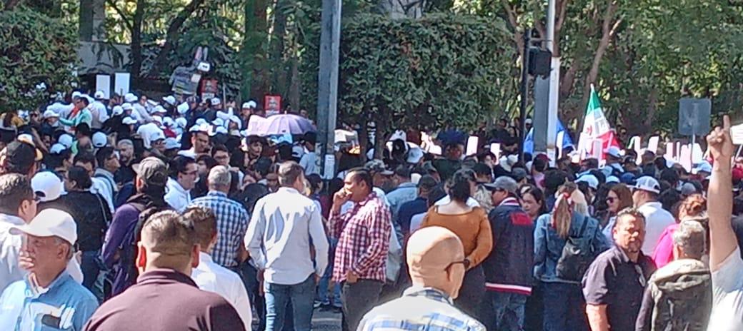 $!Personal de la UAS bloquea avenida Insurgentes en Culiacán, frente a Palacio de Gobierno