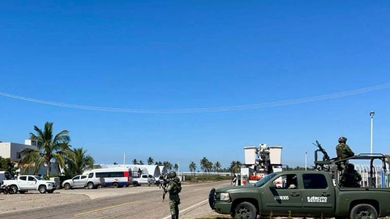 En las acciones se observa personal de la Comisión Federal de Electricidad, con apoyo de unidades del Ejército Mexicano y la Guardia Nacional.