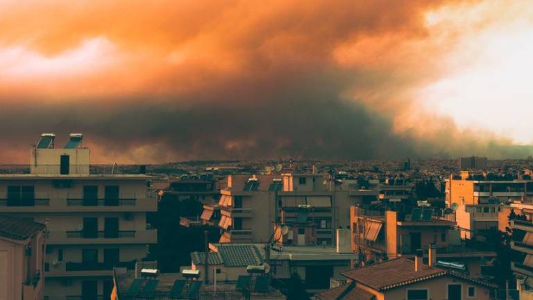 Los fuertes vientos y las altas temperaturas provocaron incendios forestales que se propagaron por Atenas, Grecia.