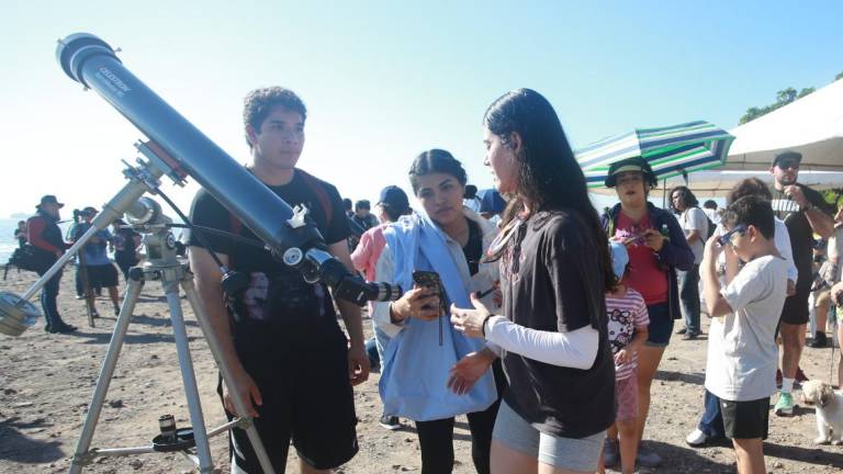 ¿Qué tipos de telescopios se utilizaron para observar el eclipse en Mazatlán?