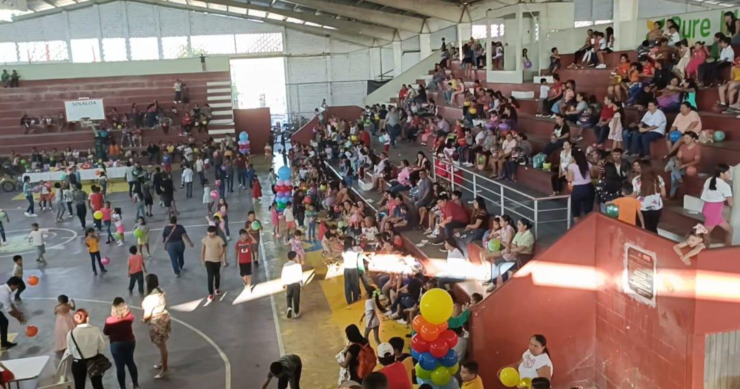$!Celebra el Ayuntamiento a más de mil niños de Escuinapa