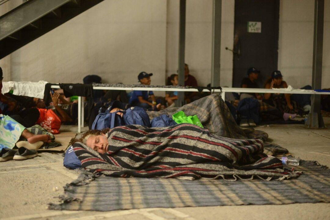 $!Migrantes expulsados por Estados Unidos desde El Paso duermen en las calles. Octubre 2022.