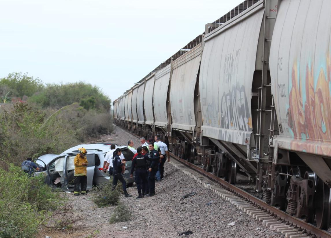 $!Tren carguero embiste camioneta en Mazatlán; hay dos heridos