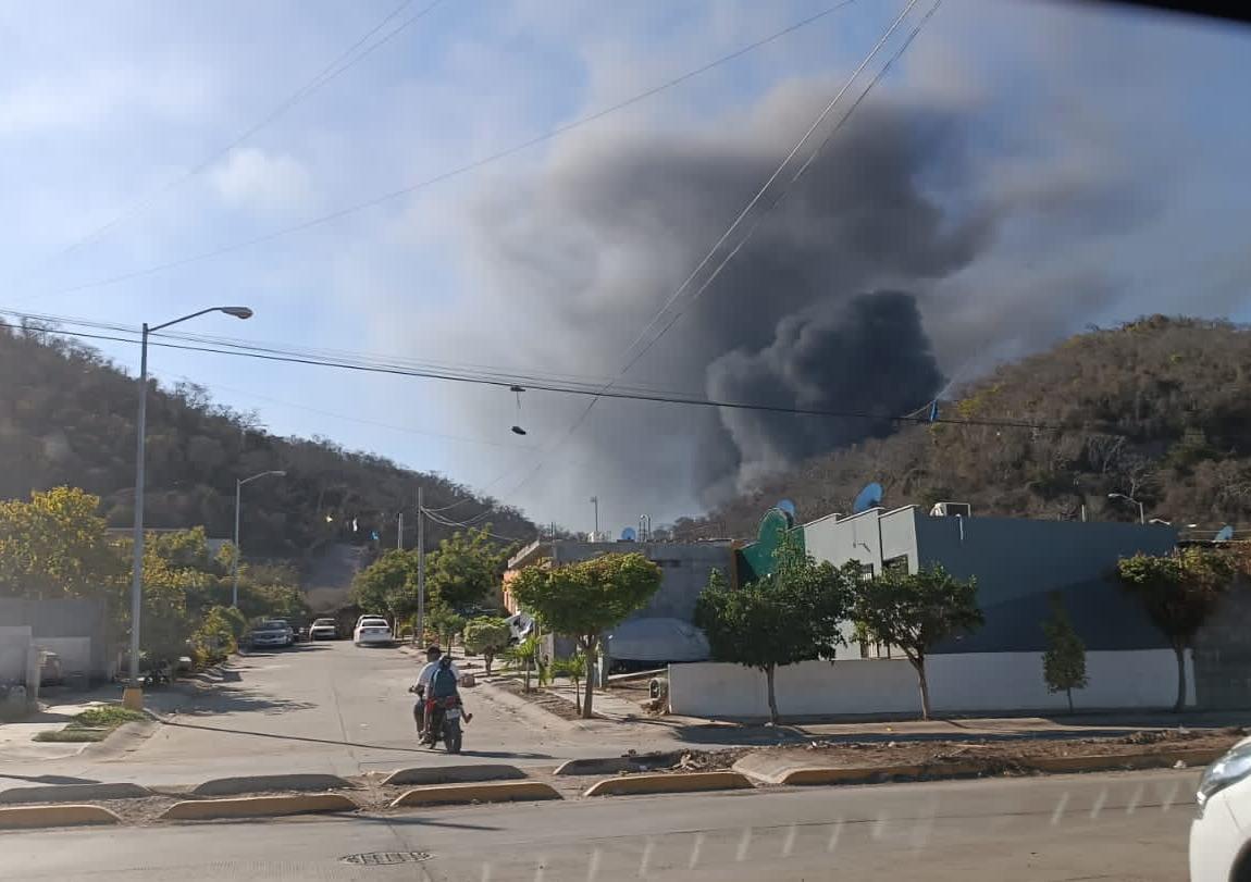 $!Incendio de llantas en Basurón Municipal prende alarmas nuevamente en Mazatlán