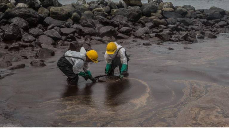 A 10 días del derrame, en la Zona Resguardada de Ancón, el petróleo todavía se empoza en la orilla de la playa. Persona contratado por la empresa Corena Lamor bombea el agua contaminada hacia una piscina para extraer el hidrocarburo.