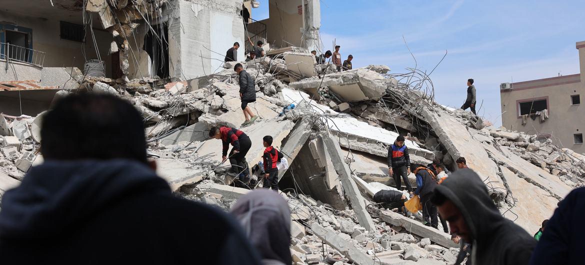 $!Destrucción de un bloque de viviendas en el barrio de Al-Shaboura, en la ciudad de Rafah, al sur de la Franja de Gaza.
