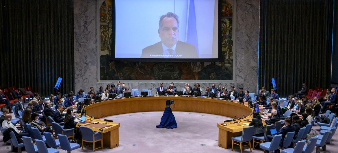 $!Ramesh Rajasingham (en pantalla), director de coordinación de la Oficina de Coordinación de Asuntos Humanitarios de las Naciones Unidas, informa a la reunión del Consejo de Seguridad sobre la situación en Oriente Medio, incluida la cuestión palestina.