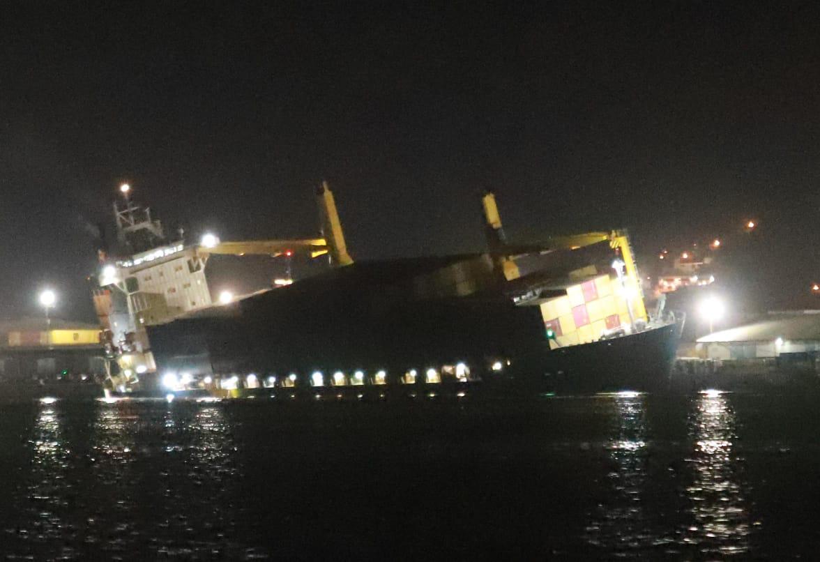 $!Barco de carga se hunde en muelles del puerto de Mazatlán