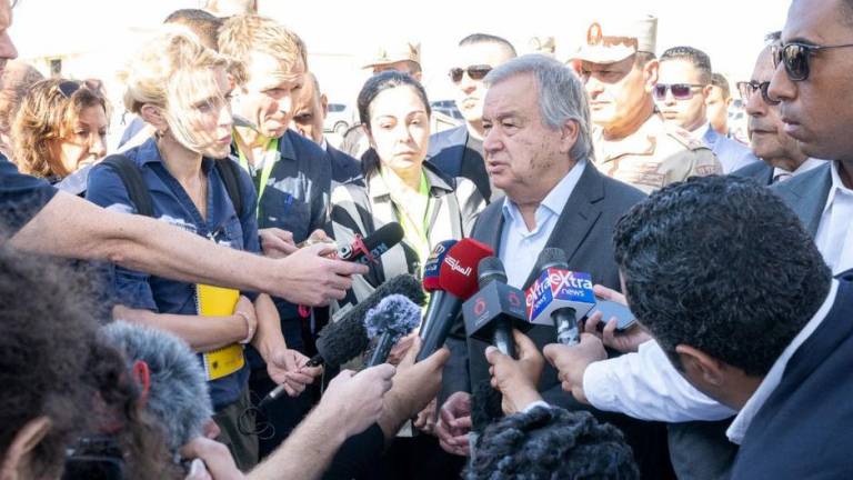 El Secretario General de la ONU, António Guterres (centro), responde a las preguntas de los medios de comunicación en el cruce de Rafah.