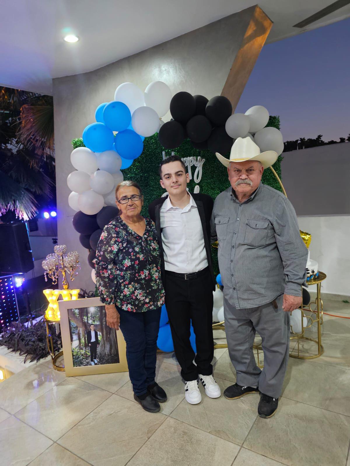 $!Sus abuelos maternos Miguel y Odilia López compartieron con él sus buenos deseos.