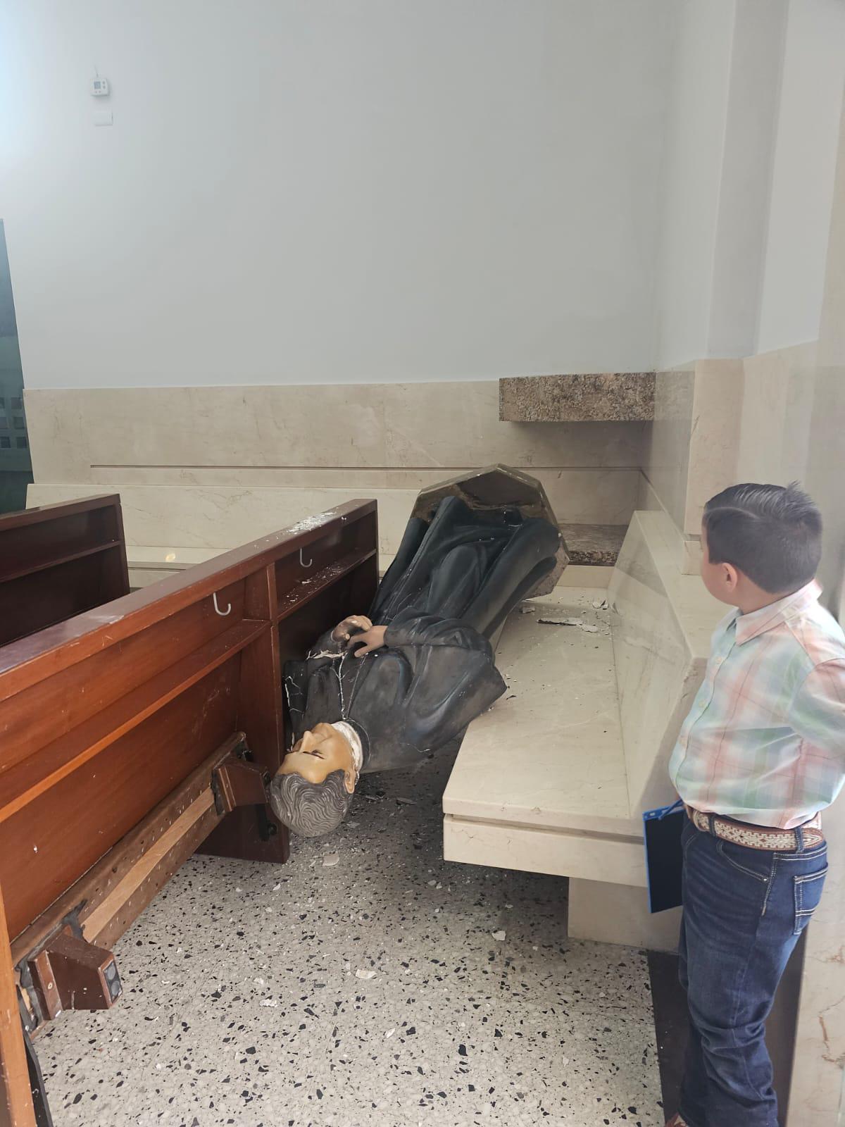 $!Hombres vandalizan templo del Padre Cuco en Culiacán y se dan a la fuga