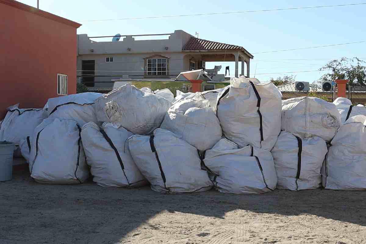 $!Barcinas llenas de redes que fueron recuperadas en marzo de 2024 durante el Torneo de Colecta y Reciclaje de Artes de Pesca en Desuso en la comunidad de San Felipe, Baja California.