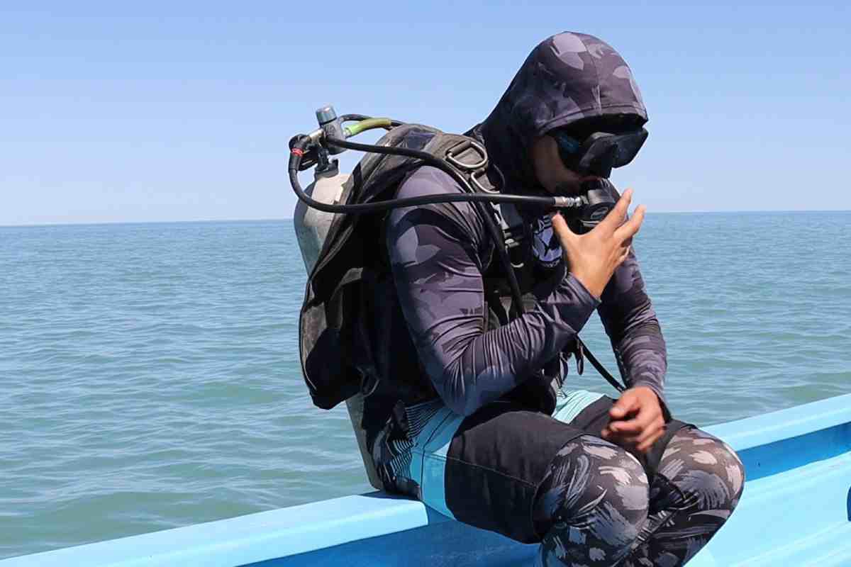 $!Héctor Iñiguez, buzo profesional, extractor de redes y biólogo marino en Pesca Pesca ABC, se prepara para entrar al mar y comenzar con trabajos de recuperación de redes de pesca fantasma en el mar.