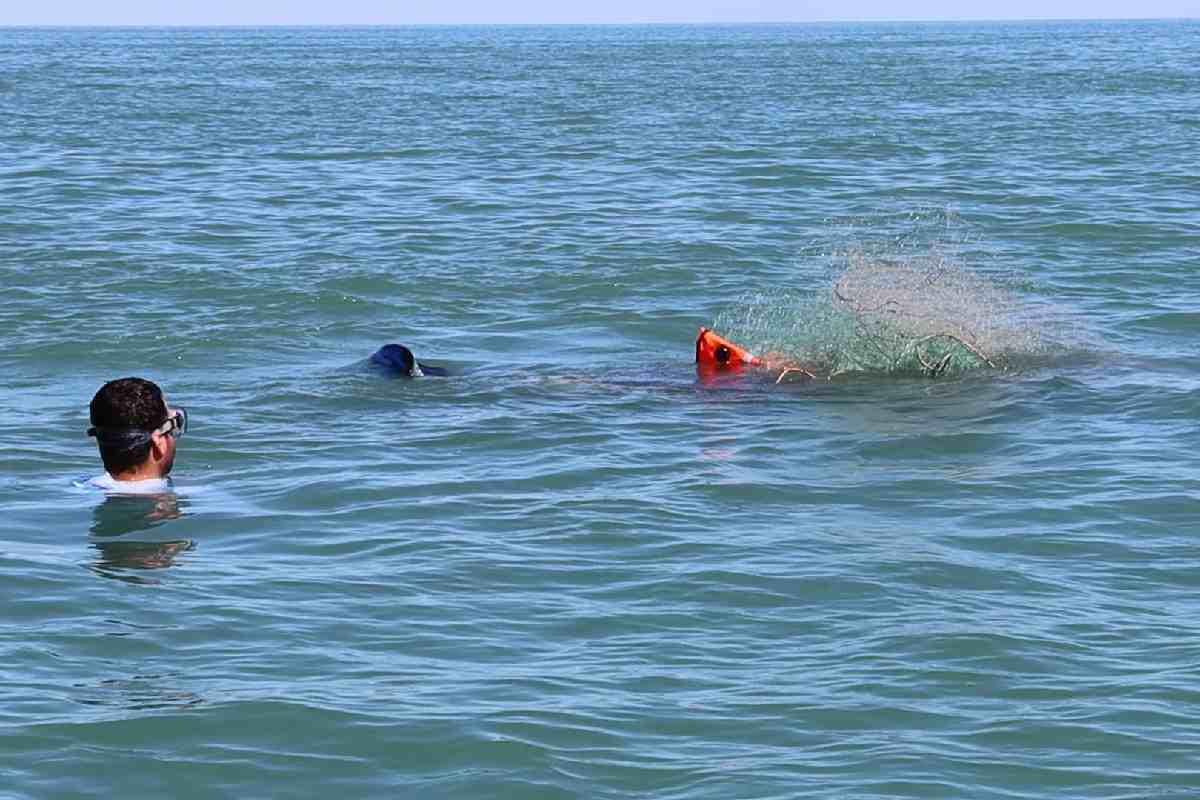 $!Maniobras de recuperación de redes de pesca fantasma en el mar, en la imagen el buzo y biólogo marino Héctor Iñiguez ingresa al mar junto con un compañero para iniciar con la extracción de la red.