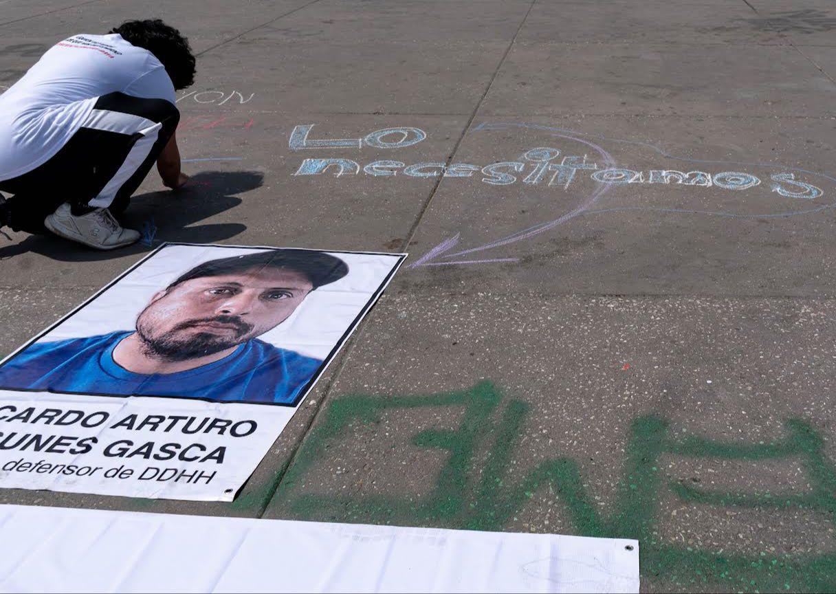 $!Amigos y familiares de Ricardo Lagunes y Antonio Díaz realizaron una protesta en el Zócalo Capitalino tras cumplirse dos meses de la desaparición.