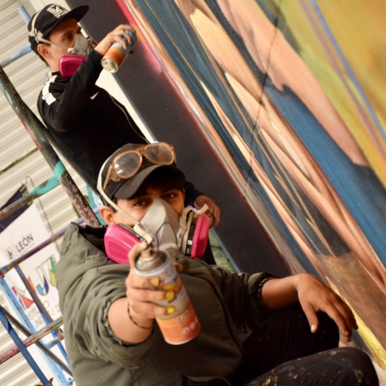$!Zhot Rnk y Brote Rnk, son los artistas urbanos originarios de León que crean el mural.