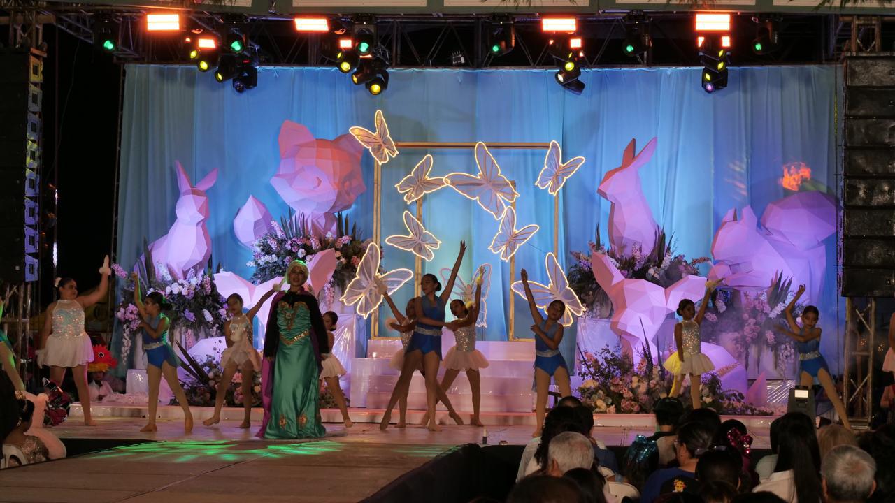 $!Con personajes de Disney coronan a Elva Alejandra I, como Reina Infantil de la Feria en Rosario