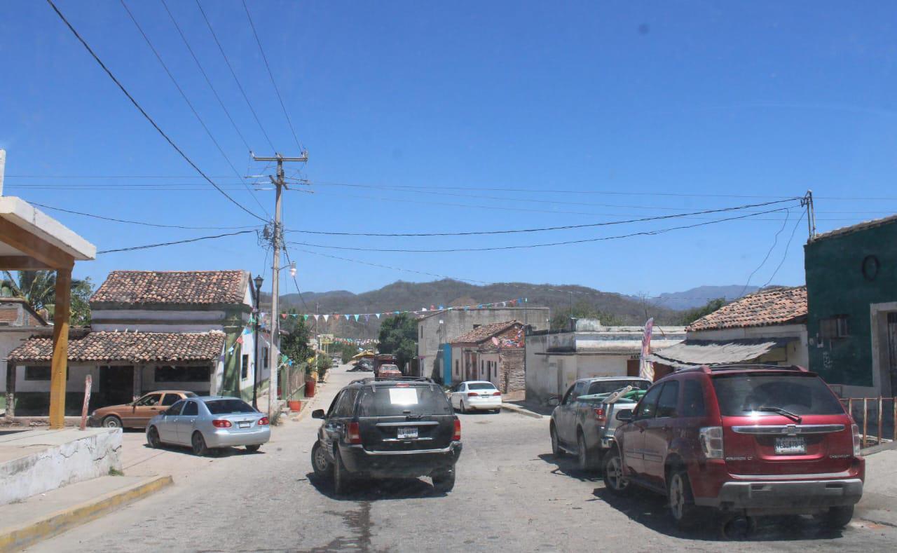 $!Productores de Rosario persiguen a titular de Conagua para exponer la falta de agua por Presa Santa María