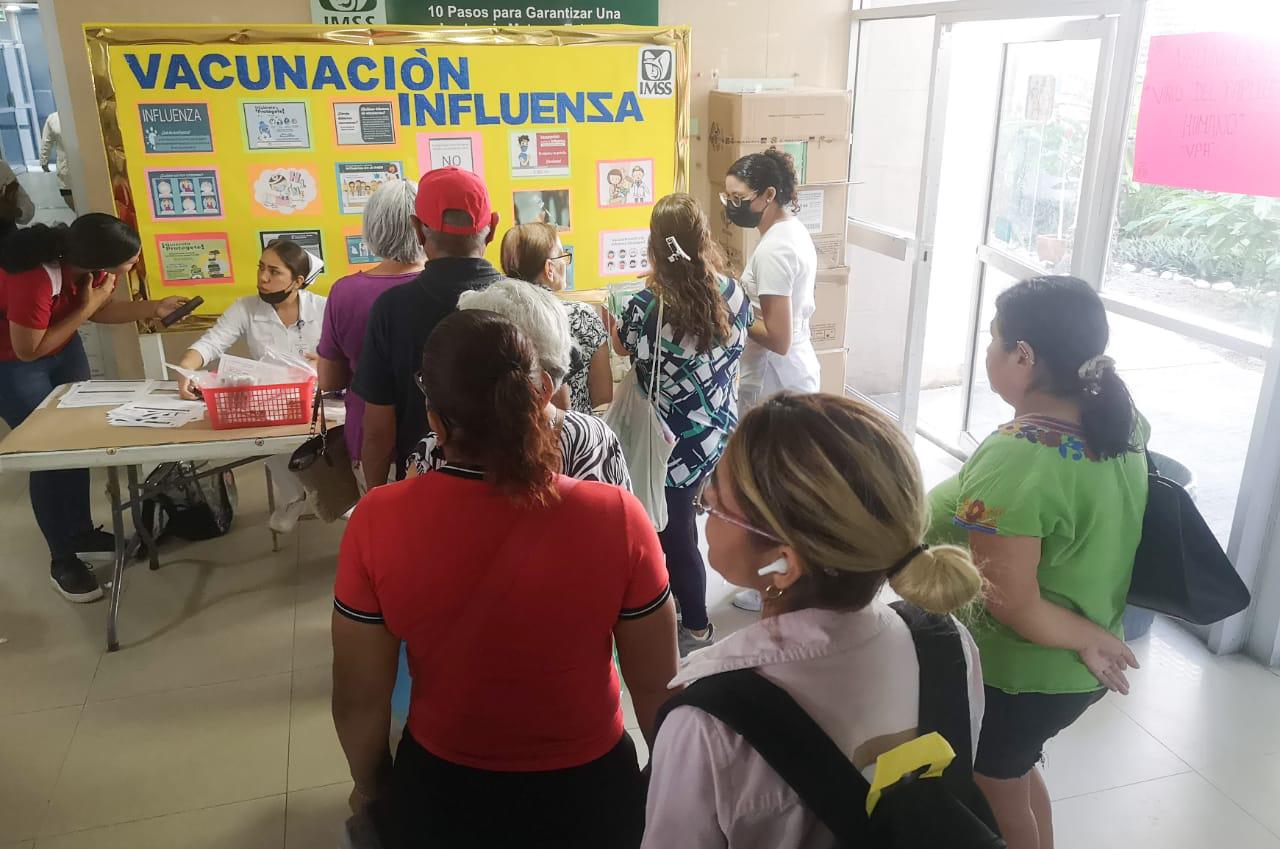 $!Decenas acuden a vacunarse contra el Covid y la influenza estacional en Mazatlán
