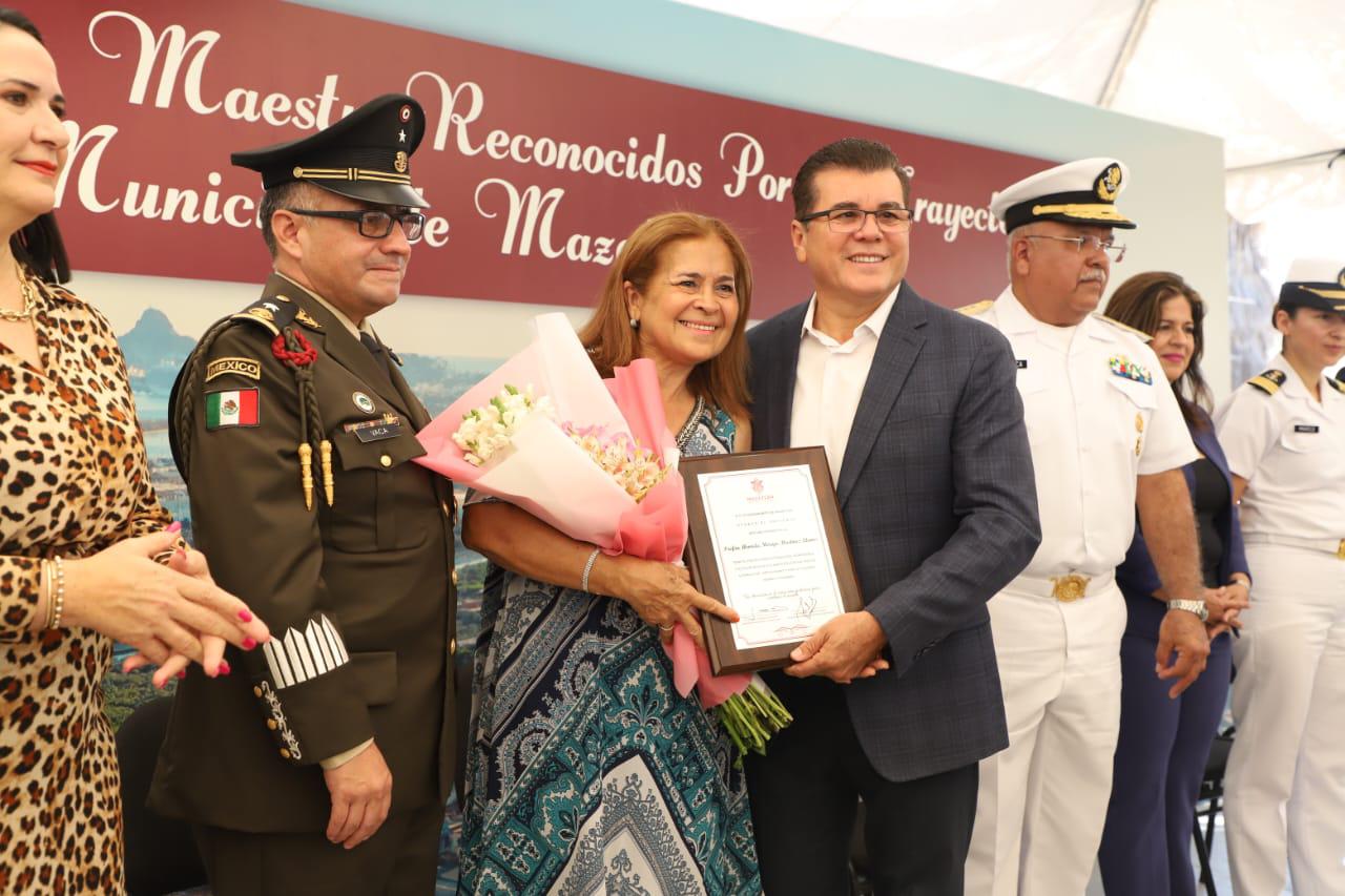 $!Armida Mireya Martínez Llanos es reconocida.