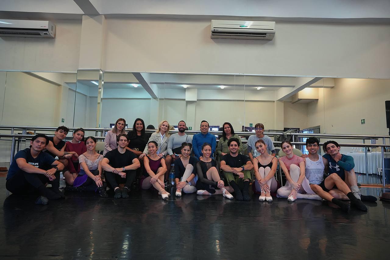 $!Los bailarines de la Compañía Ballet de Mazatlán trabajan con el coreógrafo para rendir homenaje a George Gershwin y Frank Sinatra.
