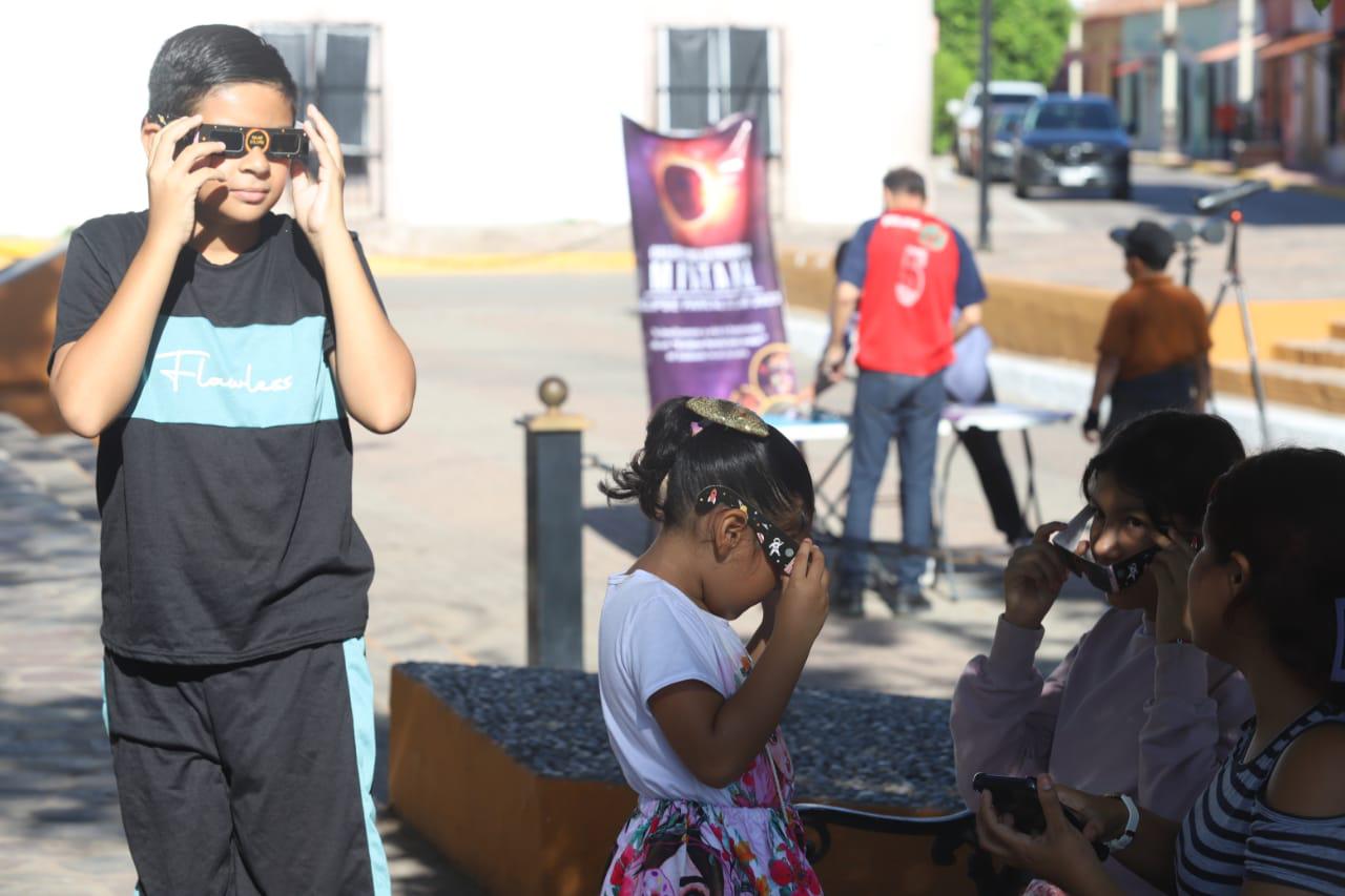 $!Niños, los que más disfrutan del eclipse solar anular en Concordia