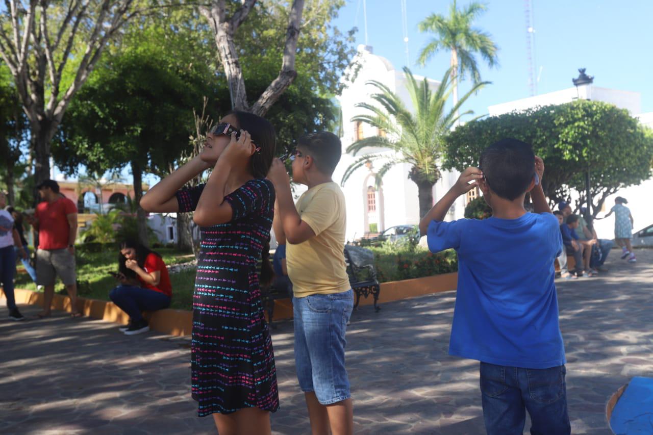 $!Niños, los que más disfrutan del eclipse solar anular en Concordia