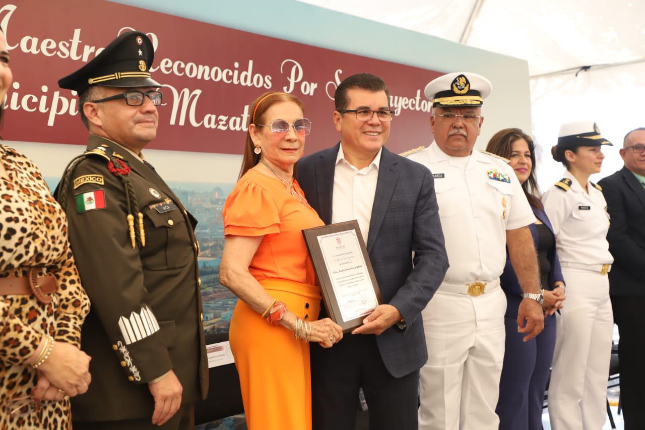 $!La profesora Martha Emilia Borrego recibe la distinción de manos del Alcalde Édgar González.