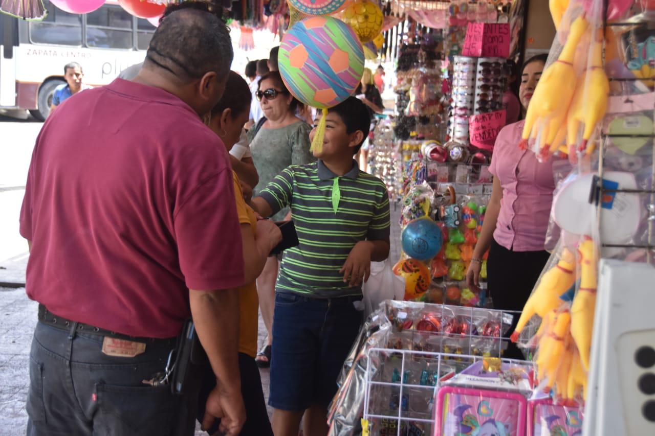 $!Listo el centro de Culiacán con venta de artículos previo al festejo del Día del Niño
